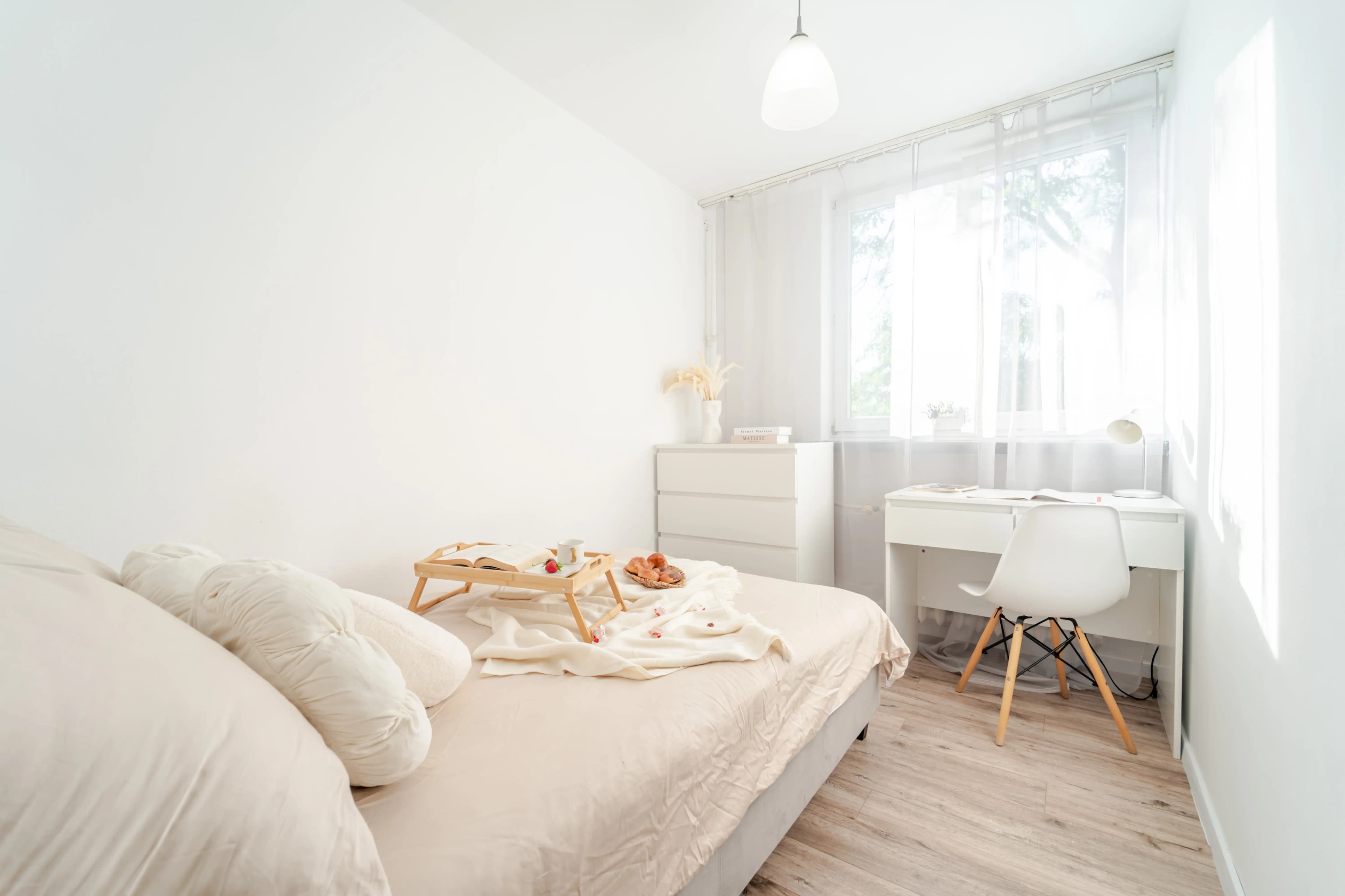 Pokój sypialniany z łókiem i szafkami na ścianie