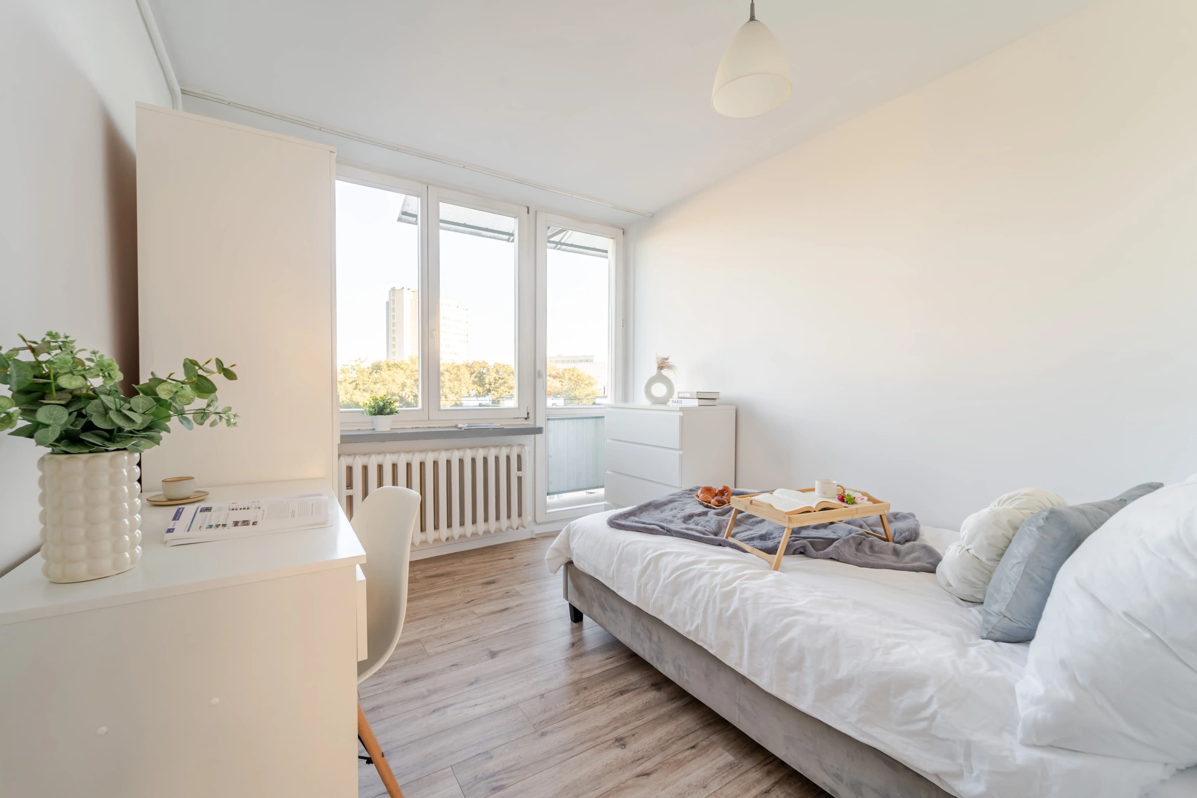 Duy salon z miejscem z duym stolem jadalnianym. 