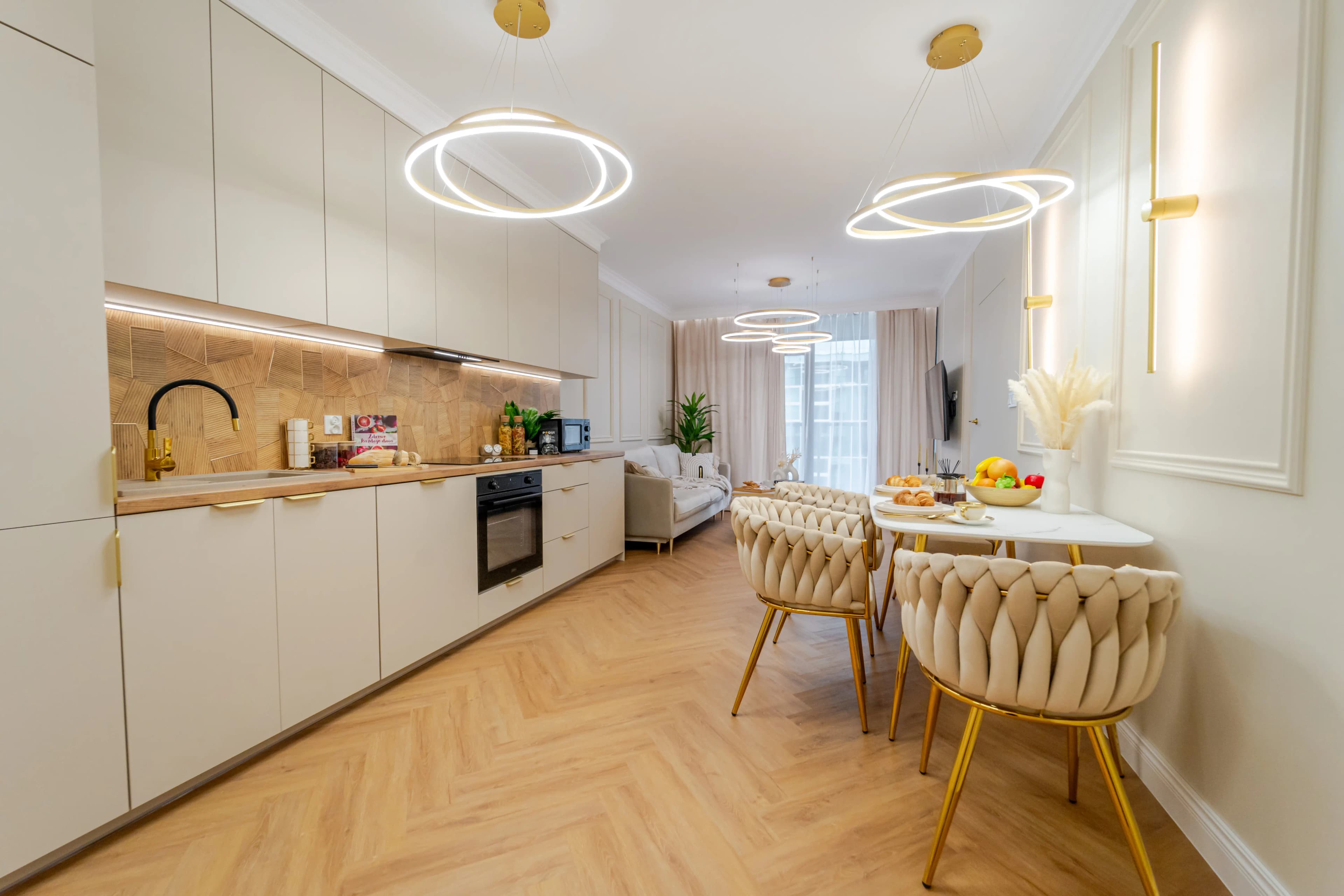 Długi, jasny korytarz o minimalistycznym wystroju w widokiem na łazienkę.