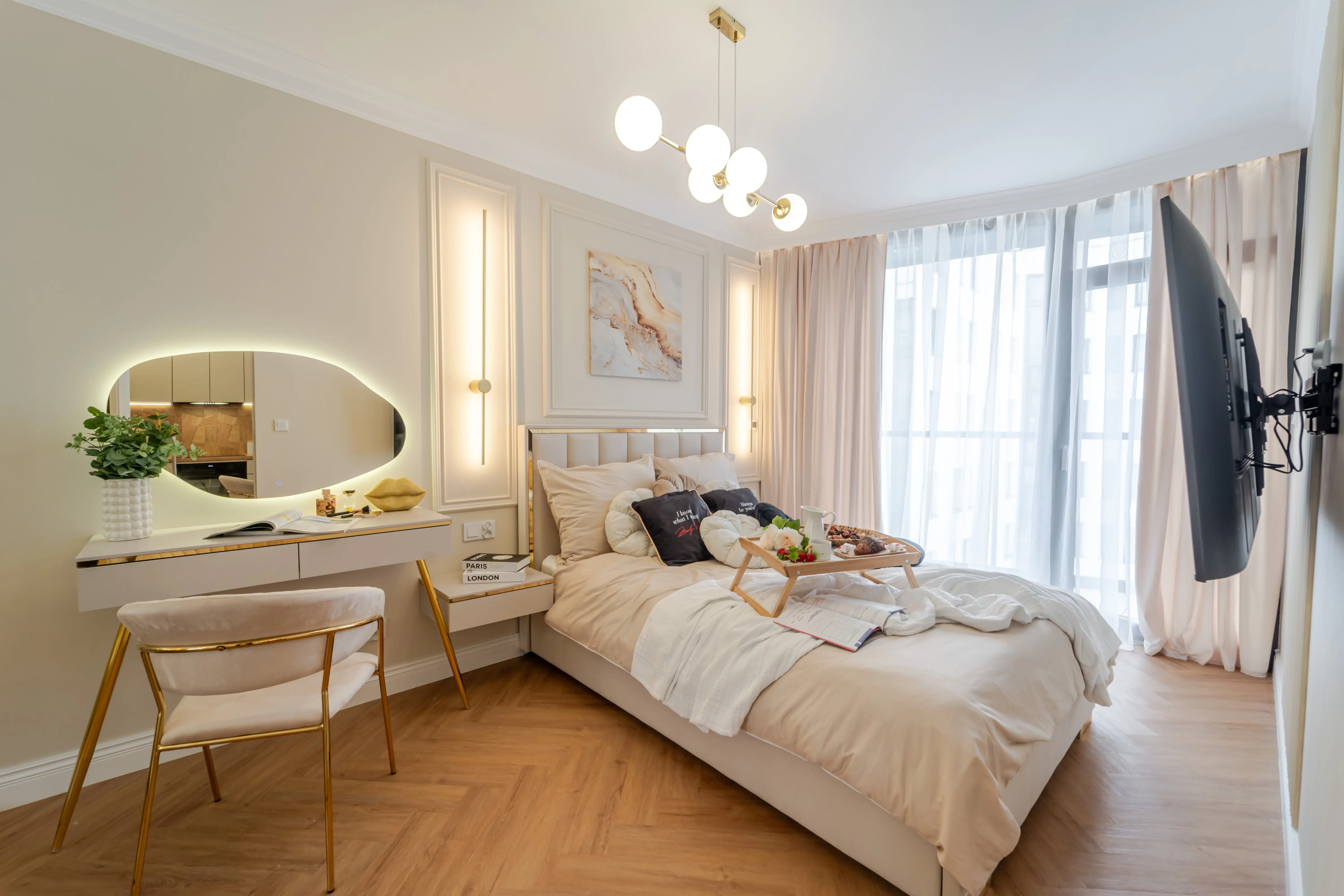 Komfortowy i przytulny pokój z fotelm, sofą i szafą.