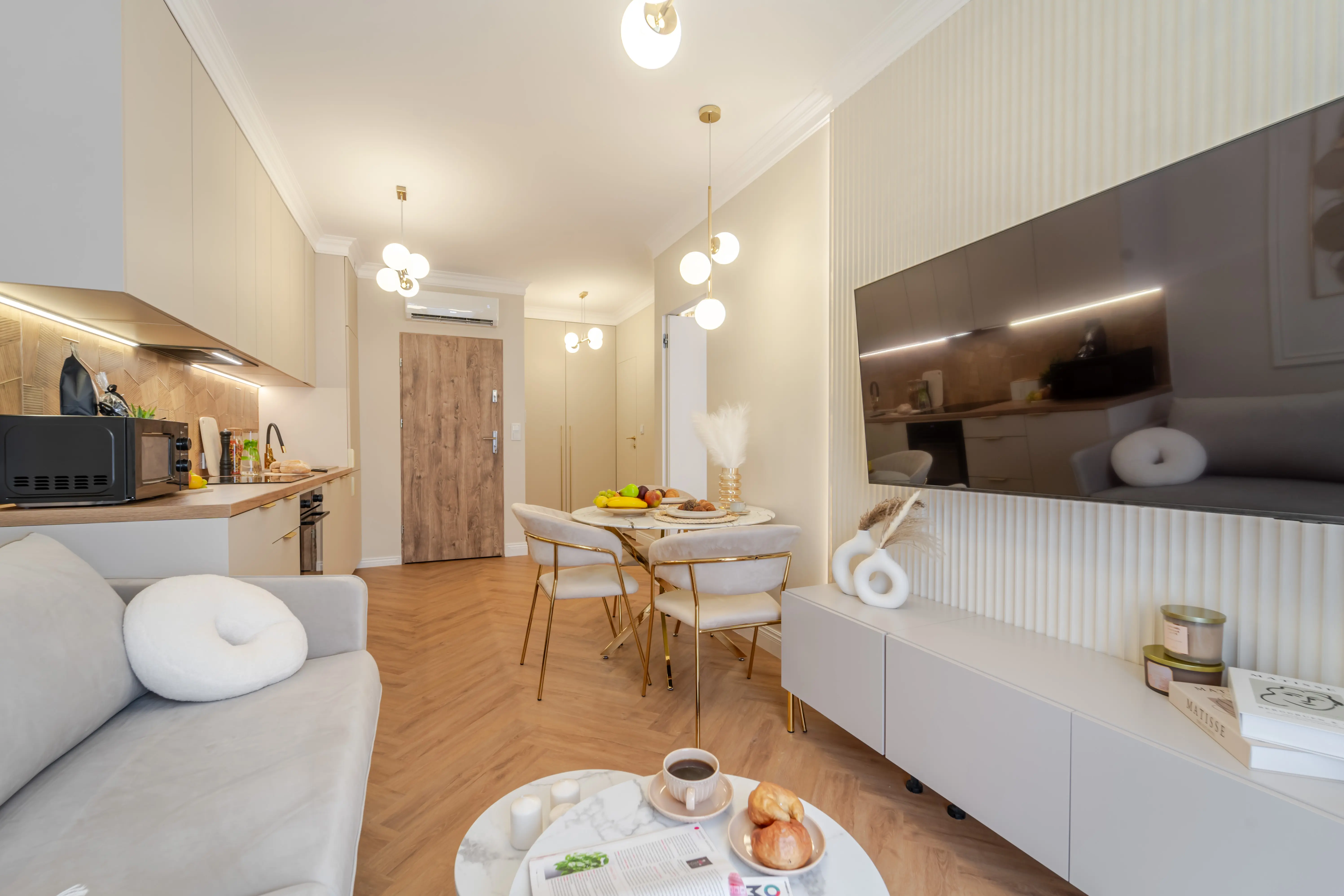 Biały pokój do wynajęcia z beżiową posielą.