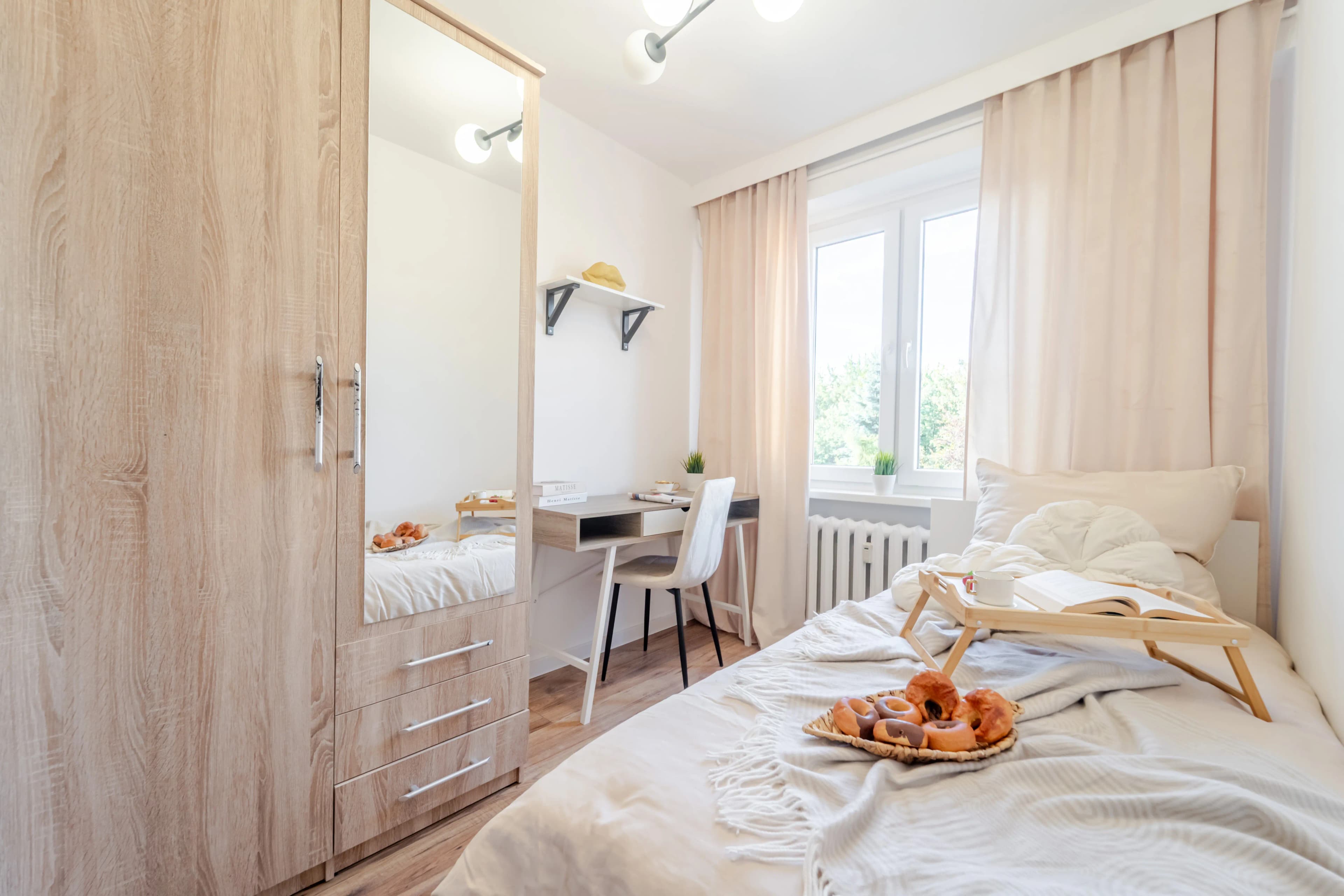 Pokój do wynajęcia z białymi ścianami udekorowany