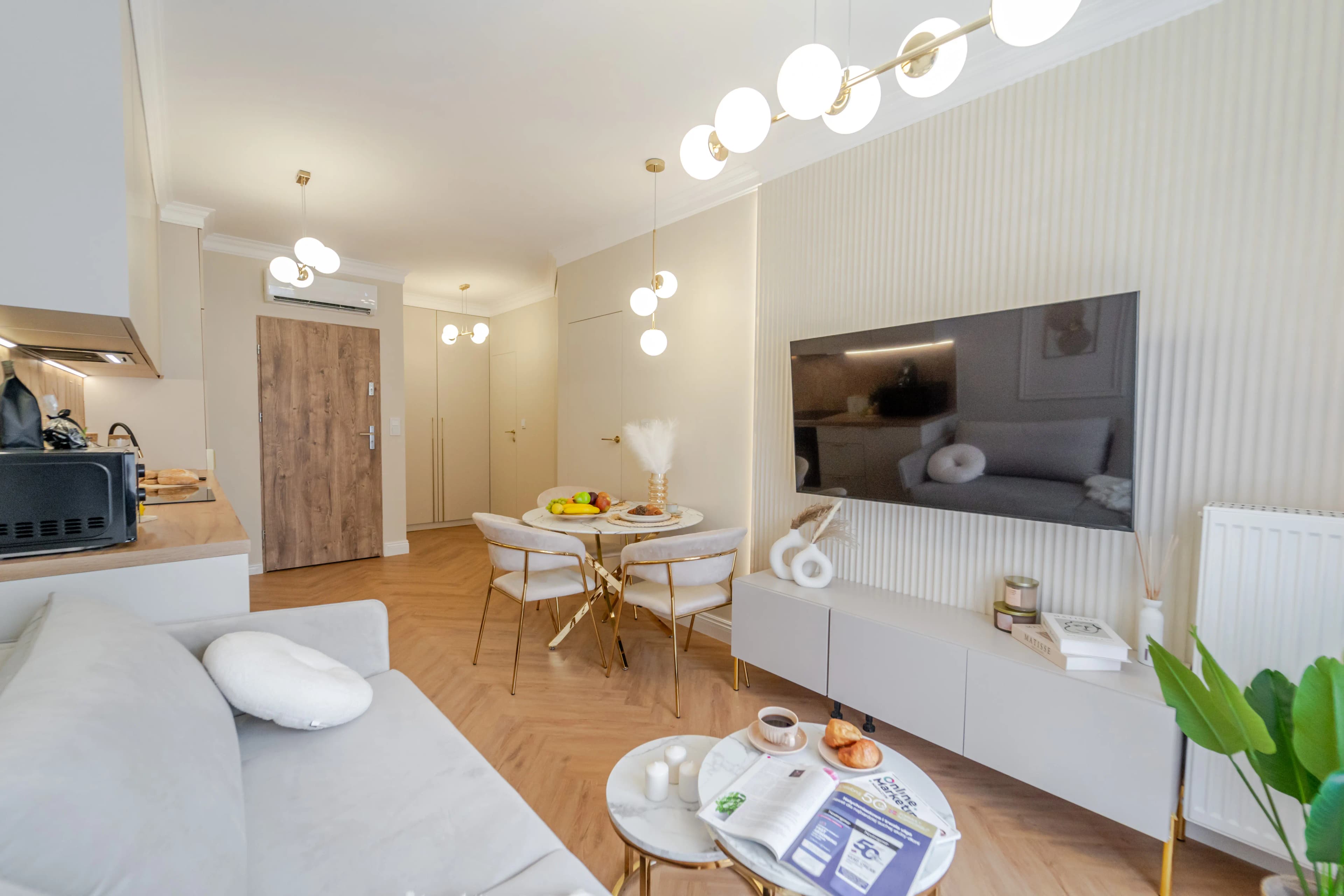 Salon w nowoczesnym luksowym stylu z home stagingiem