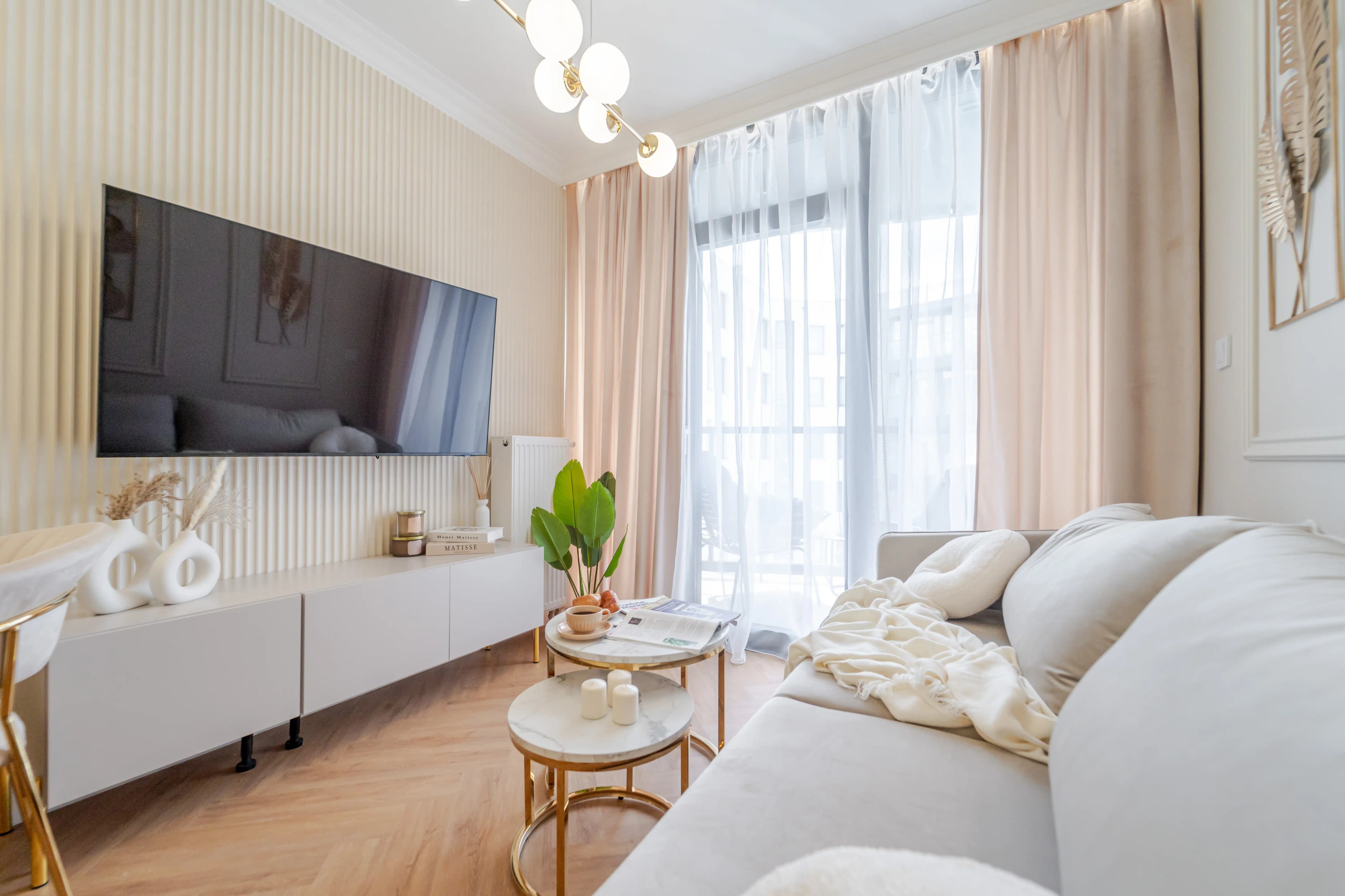 Widok z boku na kawalerkę z salonem i aneksem