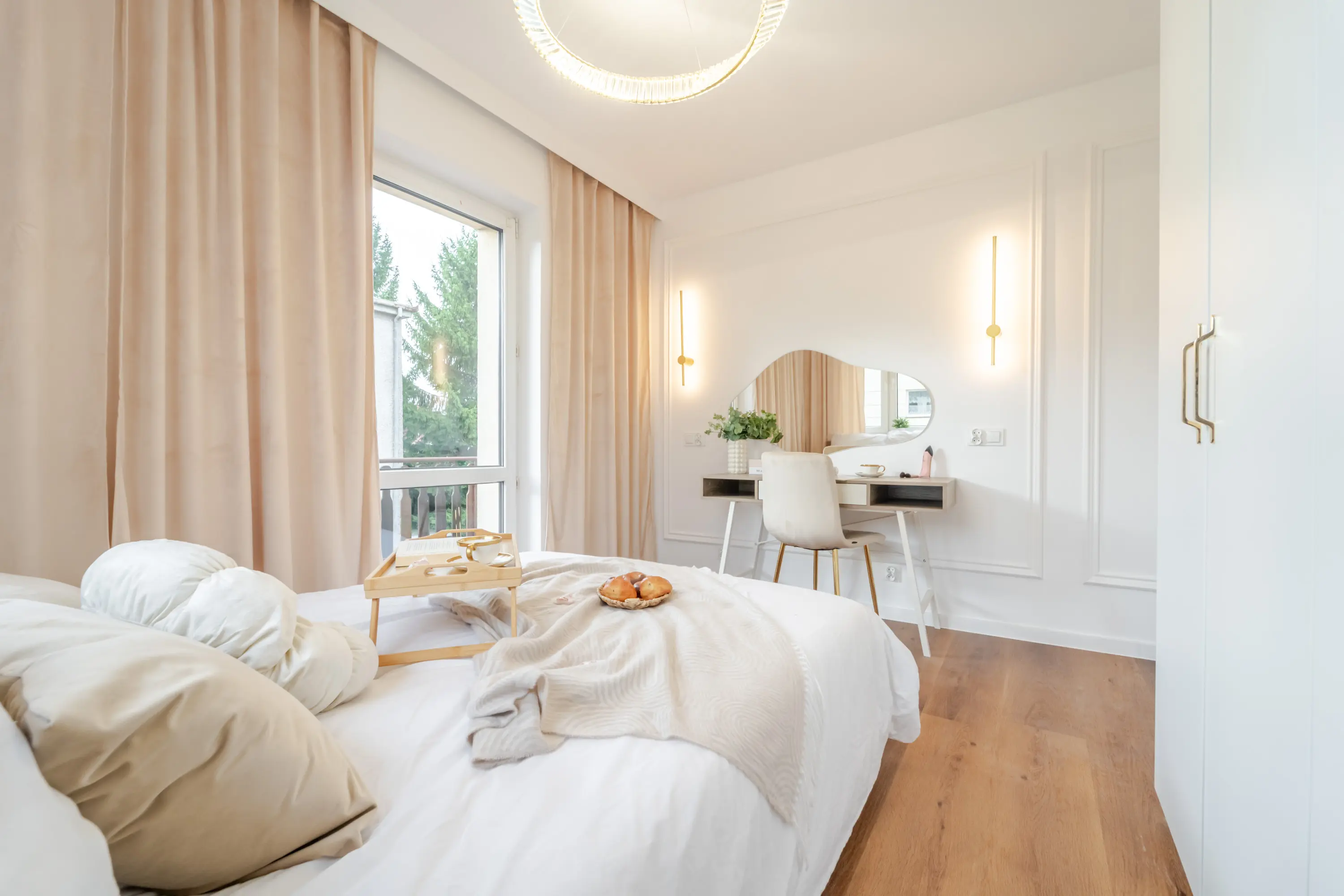 Funkcjonalnie zaprojektowane mieszkanie z wydzieloną strefą telewizyjną i kompaktowym, szaro-białym aneksem kuchennym.