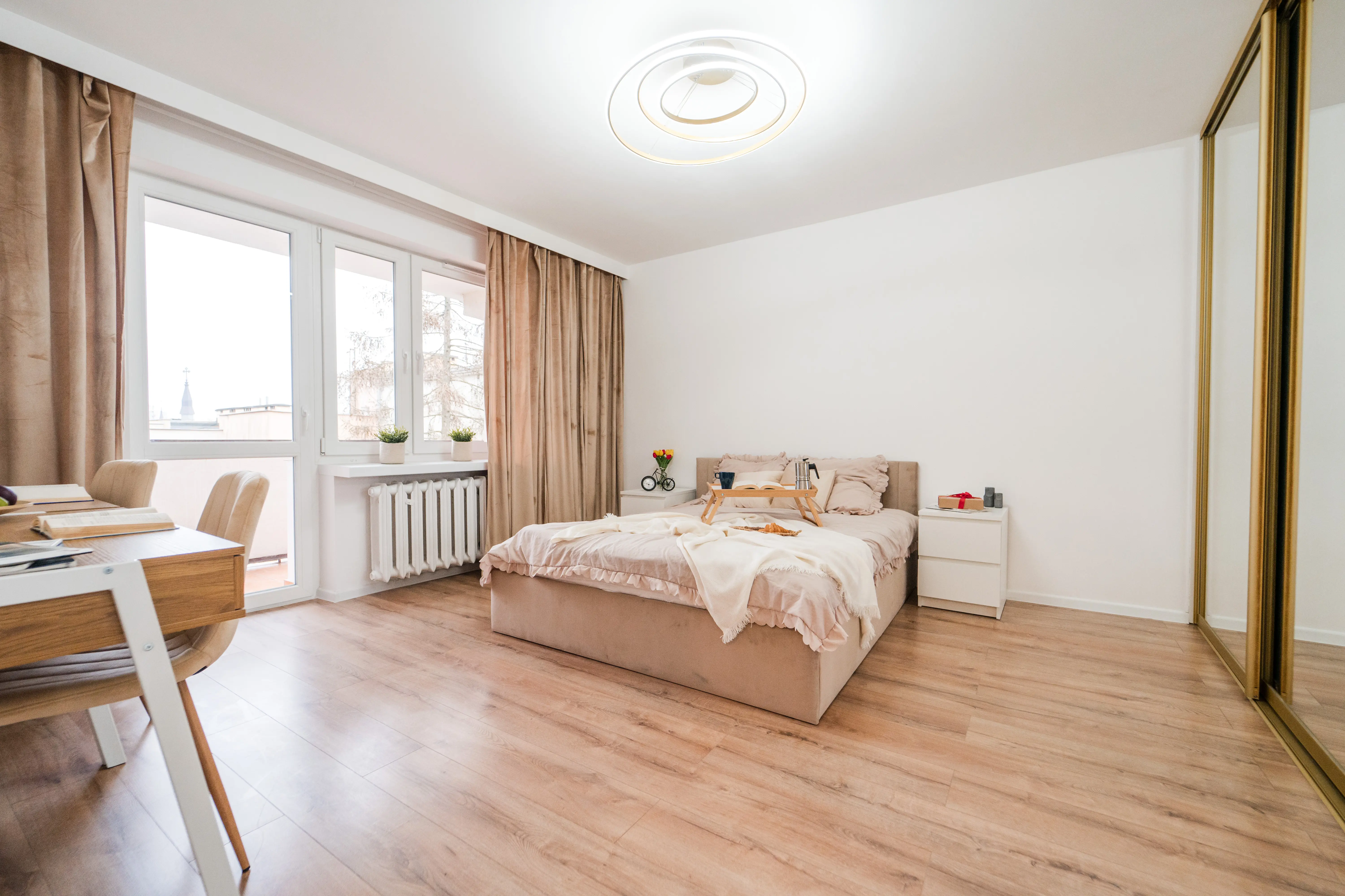 Jasny salon z dobrym oświetleniem